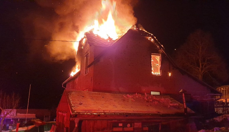 Požár zcela zničil rodinný dům, majitele do nemocnice převezl vrtulník