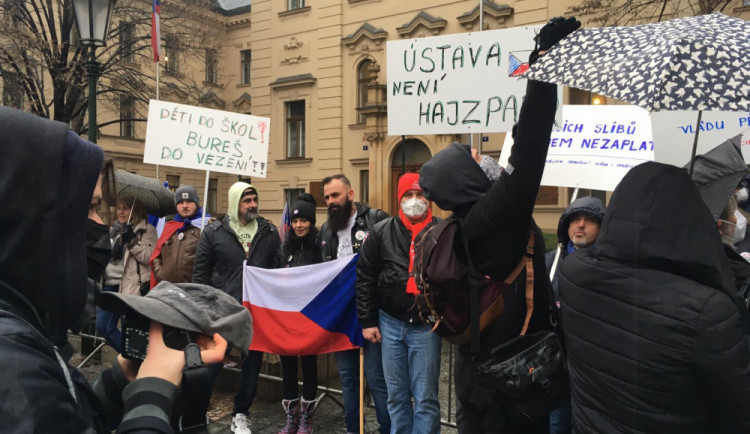Protestní hnutí ve volbách určitou šanci má, shodují se politologové