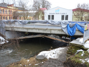 Prověšený most odborníci zpevní unikátní technologií, kterou použijí jako prví na světě