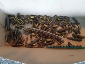 Muž našel u popelnice igelitku s rozbuškami a náložkou TNT