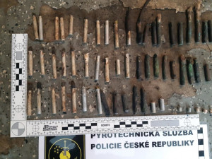 Muž našel u popelnice igelitku s rozbuškami a náložkou TNT