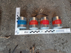 Muž našel u popelnice igelitku s rozbuškami a náložkou TNT