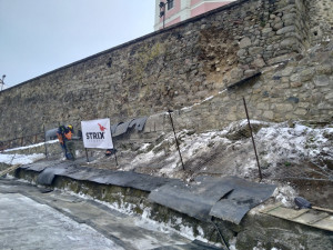 Hrad a zámek Bečov řeší mimořádnou událost, praskla zde historická kamenná zeď