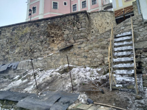 Hrad a zámek Bečov řeší mimořádnou událost, praskla zde historická kamenná zeď