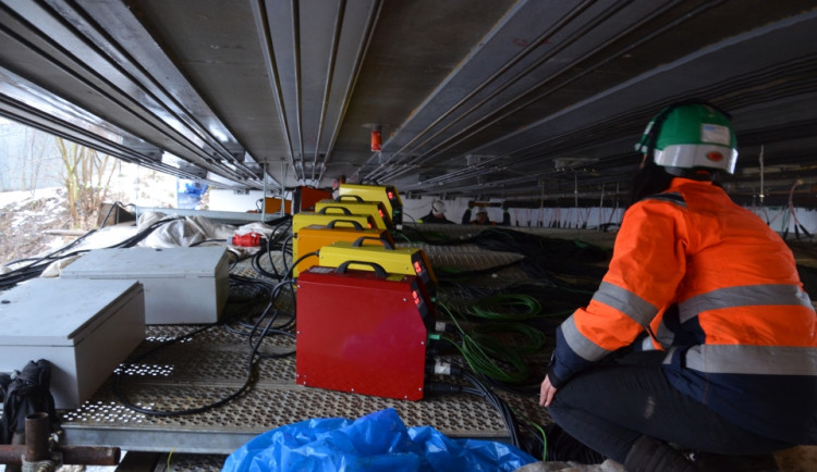 Prověšený most odborníci zpevní unikátní technologií, kterou použijí jako prví na světě