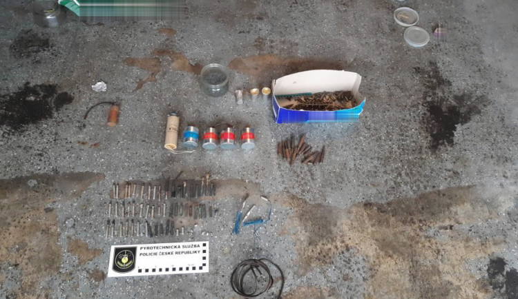 Muž našel u popelnice igelitku s rozbuškami a náložkou TNT