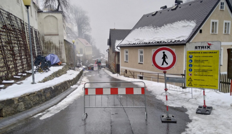 Hrad a zámek Bečov řeší mimořádnou událost, praskla zde historická kamenná zeď