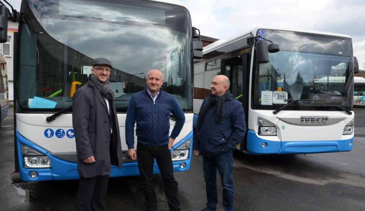 Obměna autobusů dopravního podniku bude pokračovat i letos, říká náměstek primátorky Tomáš Trtek