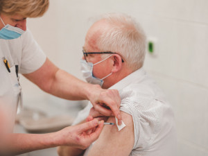 Kraj obdržel vyšší dodávku vakcín, může tak naočkovat více seniorů
