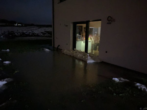 Obleva zvedla hladiny řek, hasiči už odčerpávali vodu ze sklepů