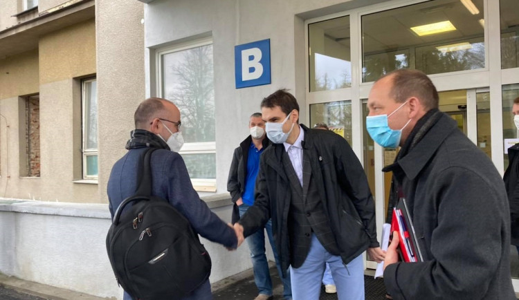 Ministr Blatný přijel osobně ověřit situaci v chebské nemocnici