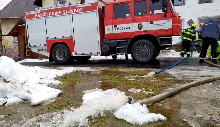 Obleva zvedla hladiny řek, hasiči už odčerpávali vodu ze sklepů