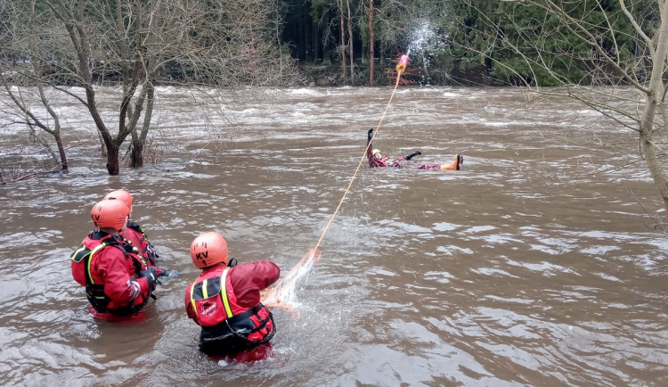 Rozvodněné toky nahrávají hasičům, trénují pohyb na vodě i záchranu tonoucích