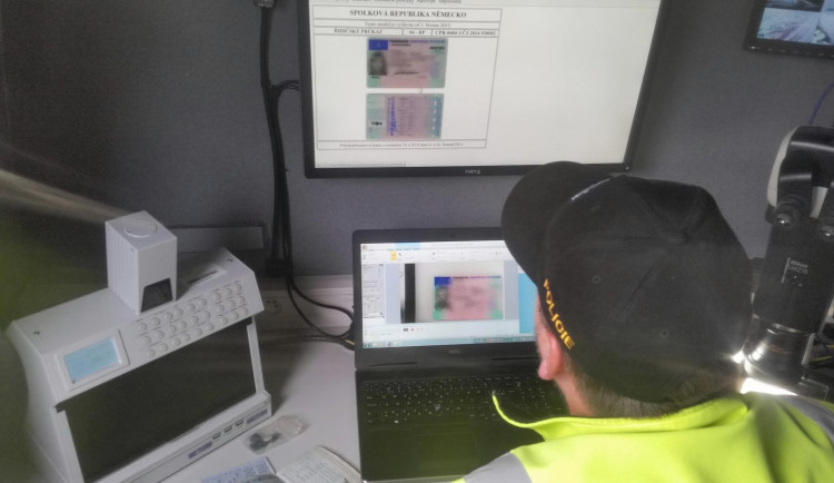 Policisté si u hranic počíhali na migranty, jen za pondělí jich chytli osm