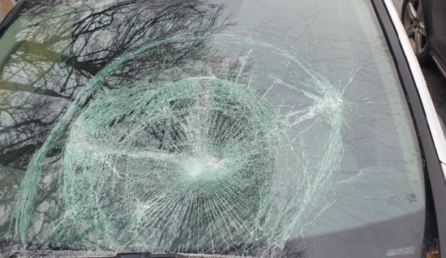 Opilec s dlažební kostkou v ruce poničil auto svého bývalého šéfa