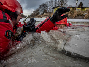 Teploty pod bodem mrazu často lákají k zimním radovánkám na zamrzlých rybnících. Stačí však málo a bruslení se může proměnit v boj o život. A to nejen lidský. Z ledu kromě osob zachraňují hasiči i zvířata, například přimrzlé labutě, srny či psy. Podo