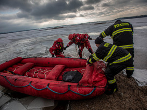 Teploty pod bodem mrazu často lákají k zimním radovánkám na zamrzlých rybnících. Stačí však málo a bruslení se může proměnit v boj o život. A to nejen lidský. Z ledu kromě osob zachraňují hasiči i zvířata, například přimrzlé labutě, srny či psy. Podo