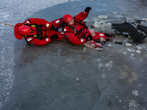 Teploty pod bodem mrazu často lákají k zimním radovánkám na zamrzlých rybnících. Stačí však málo a bruslení se může proměnit v boj o život. A to nejen lidský. Z ledu kromě osob zachraňují hasiči i zvířata, například přimrzlé labutě, srny či psy. Podo