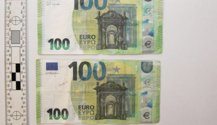 Nechával se vozit taxíkem, přitom platit falešnými bankovkami