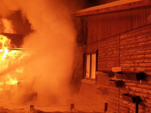 Silný mráz komplikoval hasičům zásah u požáru v chatové oblasti