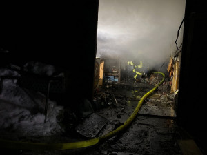 Silný mráz komplikoval hasičům zásah u požáru v chatové oblasti