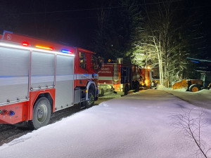 Silný mráz komplikoval hasičům zásah u požáru v chatové oblasti