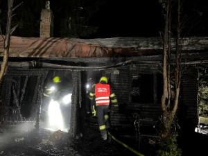 Silný mráz komplikoval hasičům zásah u požáru v chatové oblasti