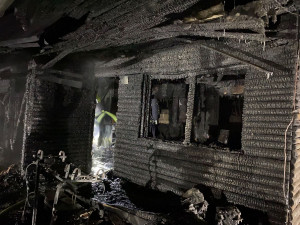 Silný mráz komplikoval hasičům zásah u požáru v chatové oblasti