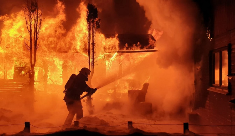 Silný mráz komplikoval hasičům zásah u požáru v chatové oblasti