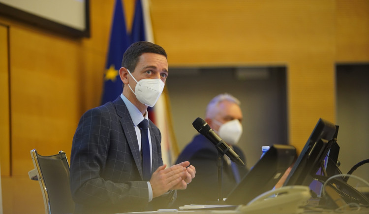 Nouzový stav v krajích bude pokračovat. Vláda souhlasí s návrhem hejtmanů
