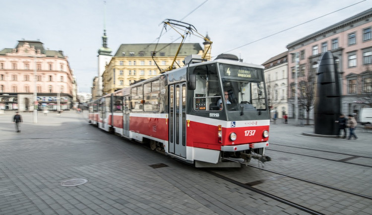 Kamarádi k nezaplacení. Od 13letého parťáka zvracejícího v šalině utekli