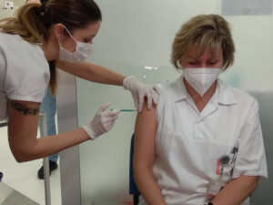 Kraj žádá vládu o změnu priorit očkování proti covid-19