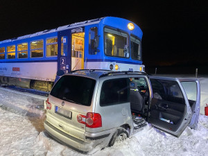 Vlak smetl na přejezdu auto, řidič v něm zůstal zaklíněny