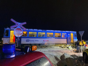 Vlak smetl auto na přejezdu, zaklíněného řidiče museli vyprostit hasiči