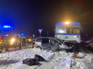 Vlak smetl auto na přejezdu, zaklíněného řidiče museli vyprostit hasiči
