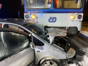 Vlak smetl auto na přejezdu, zaklíněného řidiče museli vyprostit hasiči