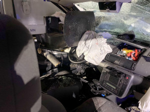 Vlak smetl auto na přejezdu, zaklíněného řidiče museli vyprostit hasiči