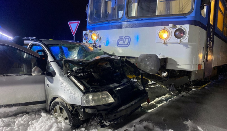 Vlak smetl auto na přejezdu, zaklíněného řidiče museli vyprostit hasiči