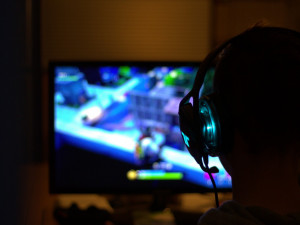 Profesionální soutěžení v hraní videoher vzalo svět doslova útokem