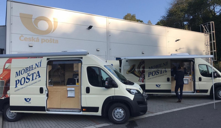 Do malých obcí v uzavřených okresů vyrazila mobilní pošta