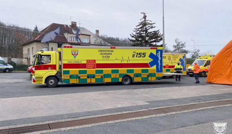 Z přeplněné nemocnice v Sokolově převezou záchranáři deset covidových pacientů