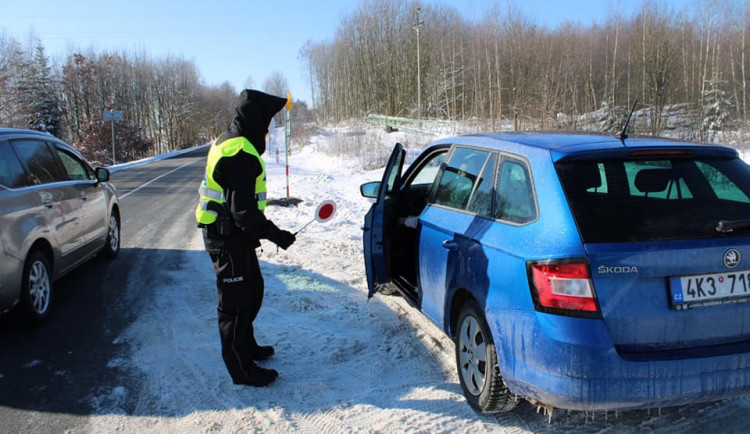 Policistům střežícím uzavřené okresy přijeli na pomoc vojenští kolegové