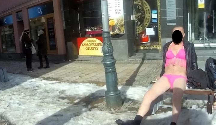 Známý potížista se na lavičce opaloval v dámských plavkách