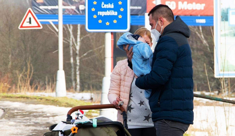 Internet obletěla fotka dojemného setkání pendlera s rodinou na hraniční čáře.