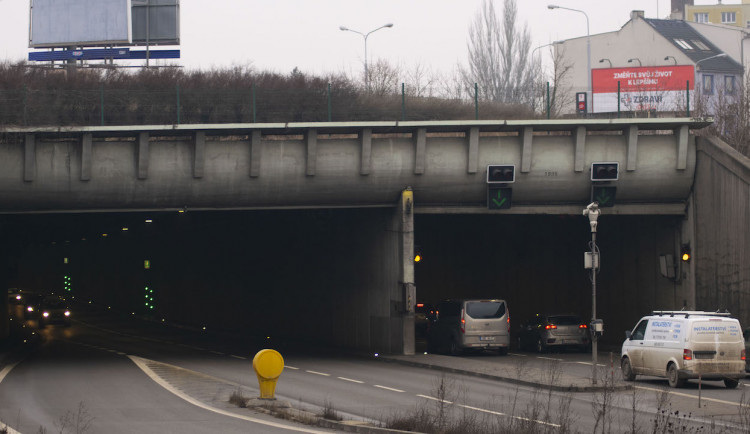 Čtyřicítka v Husovickém tunelu zůstane, dokud se neopraví SOS skříň