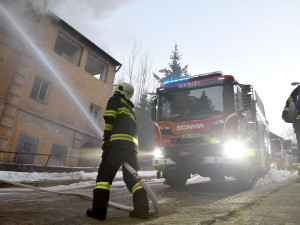 V Karlových Varech hoří budova bývalé tělocvičny, městem se šíří nepříjemný zápach