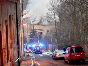 V Karlových Varech hoří budova bývalé tělocvičny, městem se šíří nepříjemný zápach