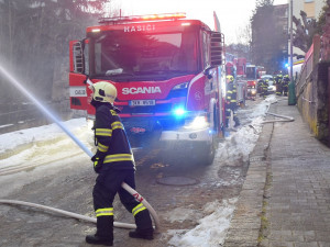 V Karlových Varech hoří budova bývalé tělocvičny, městem se šíří nepříjemný zápach