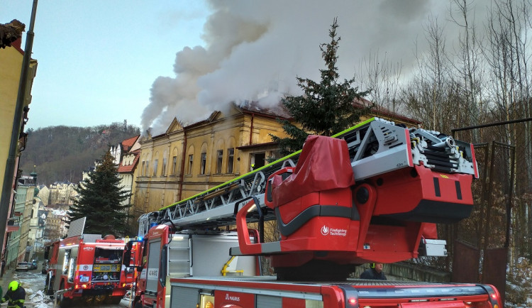 V Karlových Varech hoří budova bývalé tělocvičny