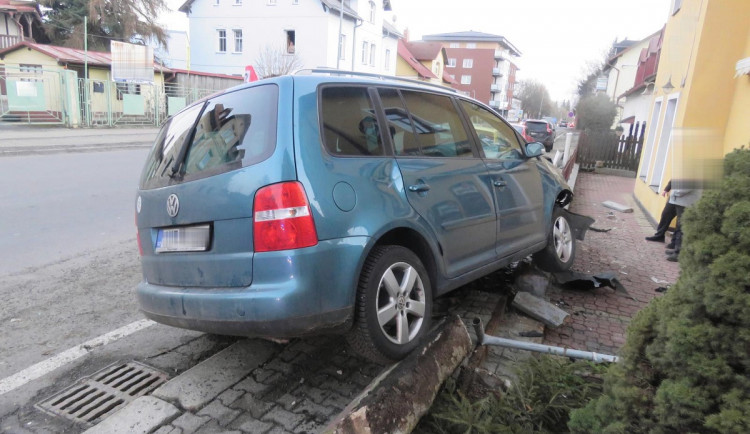 Opilý řidič zdemoloval oplocení rodinného domu, škoda je přes sto tisíc korun
